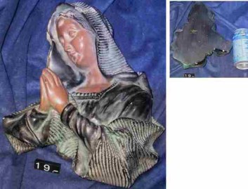 19 PLACA VIRGEN REZANDO MARFILINA NEGRA